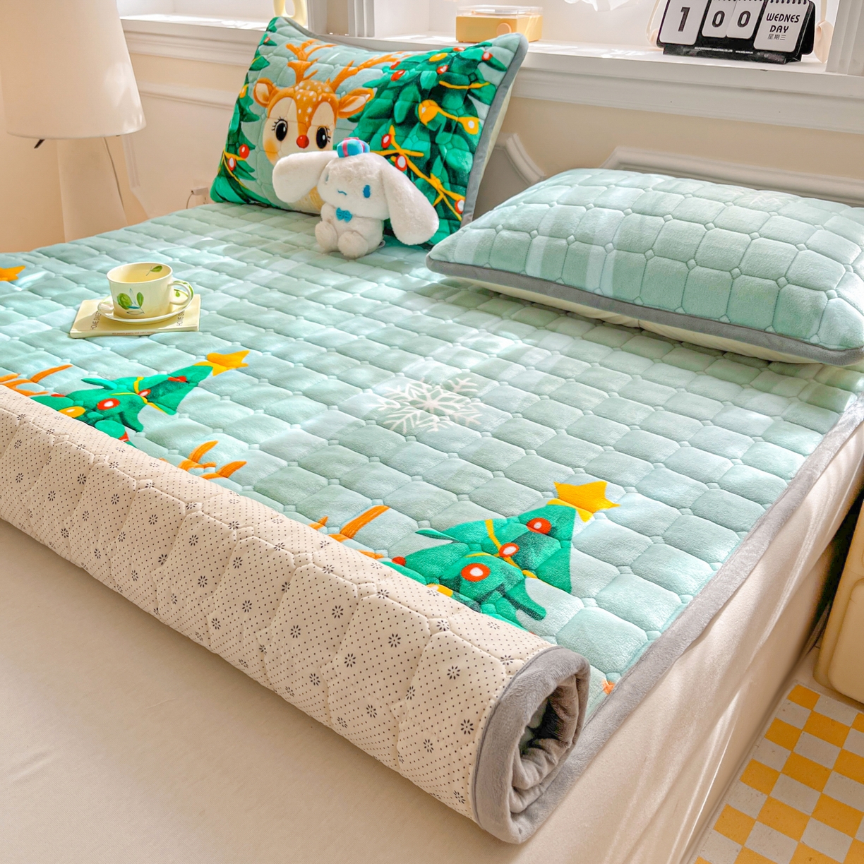 91家纺网 家纺一手货源 找家纺 小叮当家纺仓储工厂店 2025新款牛奶绒夹棉印花床垫床护垫大床图 绒床垫-圣诞小鹿绿色