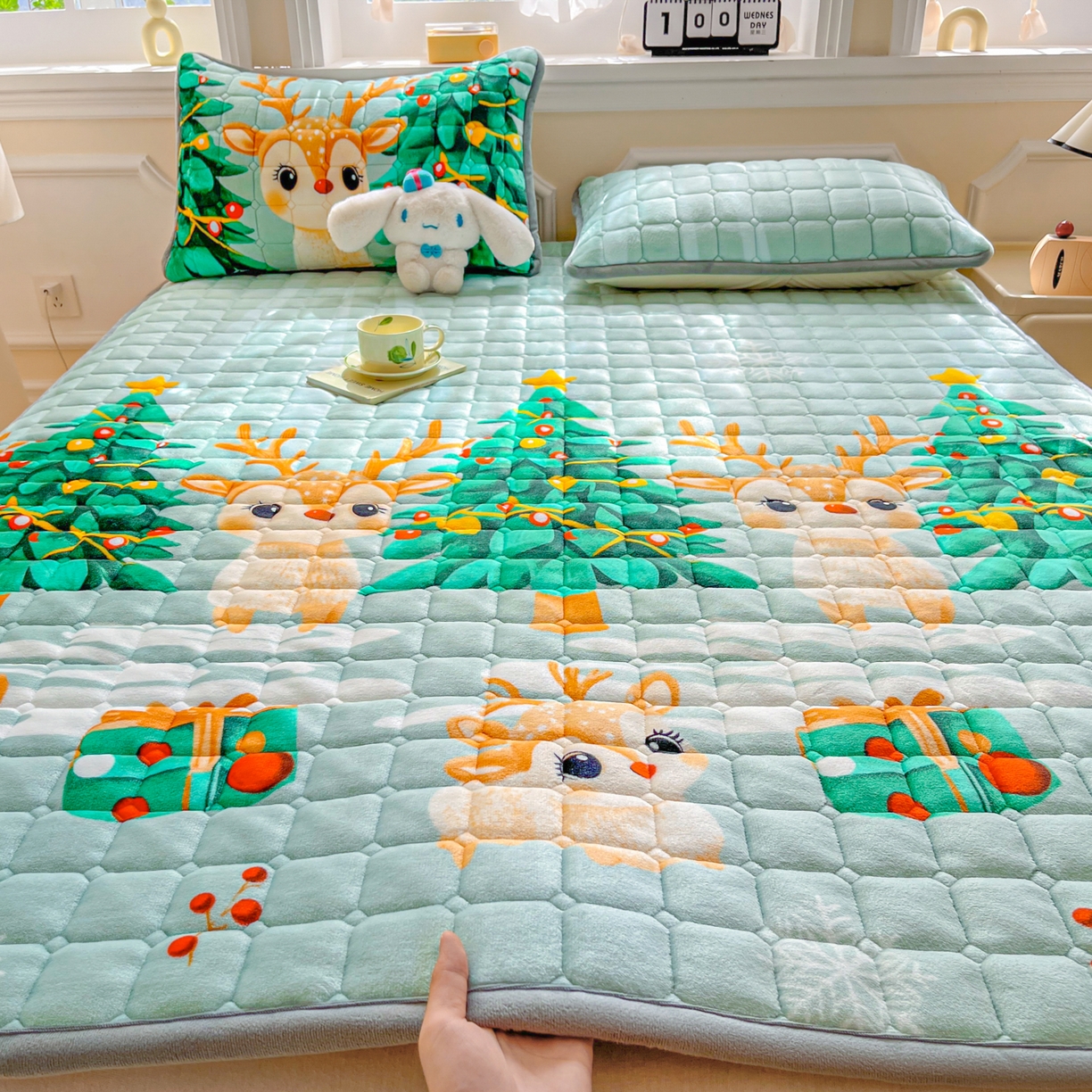91家纺网 家纺一手货源 找家纺 小叮当家纺仓储工厂店 2025新款牛奶绒夹棉印花床垫床护垫大床图 绒床垫-圣诞小鹿绿色