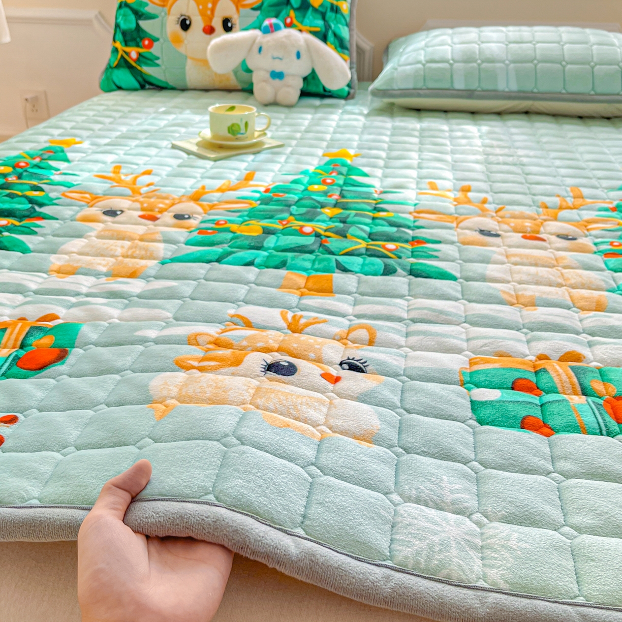 91家纺网 家纺一手货源 找家纺 小叮当家纺仓储工厂店 2025新款牛奶绒夹棉印花床垫床护垫大床图 绒床垫-圣诞小鹿绿色