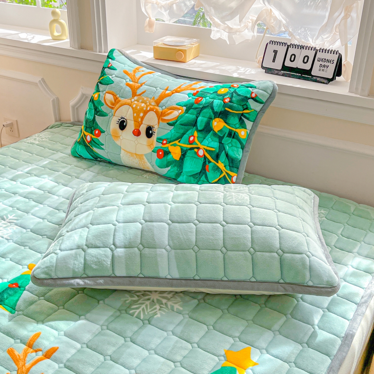 91家纺网 家纺一手货源 找家纺 小叮当家纺仓储工厂店 2025新款牛奶绒夹棉印花床垫床护垫大床图 绒床垫-圣诞小鹿绿色