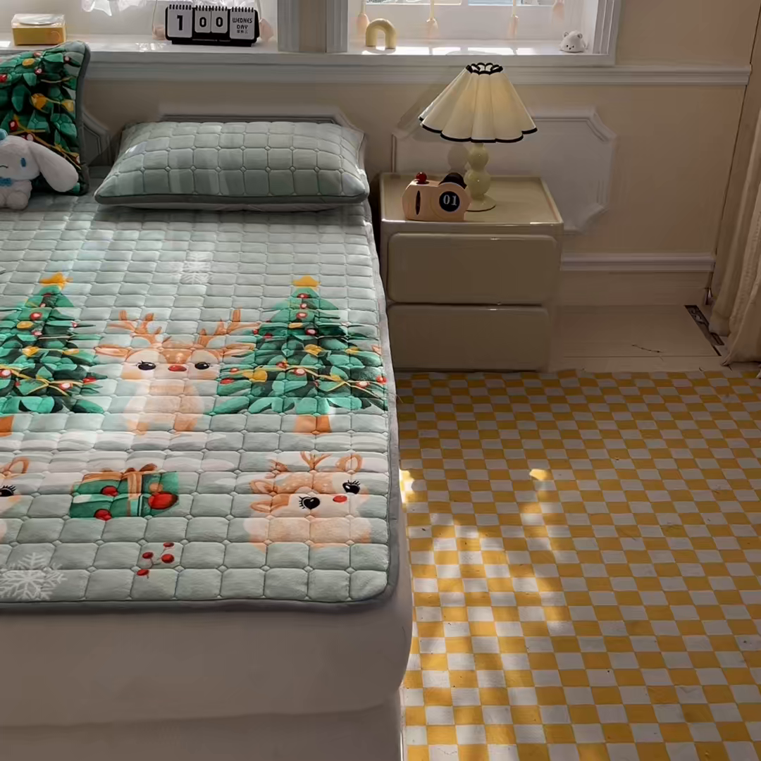 91家纺网 家纺一手货源 找家纺 小叮当家纺仓储工厂店 2025新款牛奶绒夹棉印花床垫床护垫大床图 绒床垫-圣诞小鹿绿色