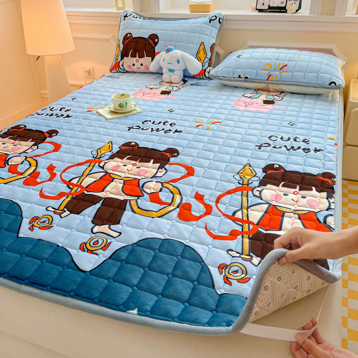 91家纺网 家纺一手货源 找家纺 小叮当家纺仓储工厂店 2025新款牛奶绒夹棉印花床垫床护垫大床图 绒床垫-嬉戏之子