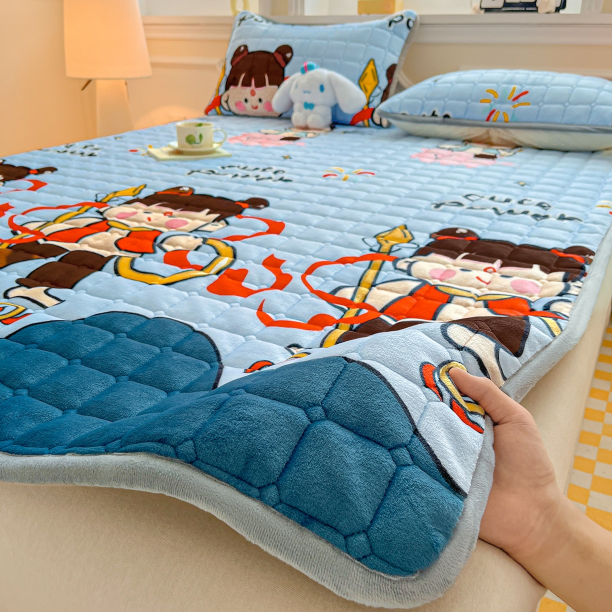 91家纺网 家纺一手货源 找家纺 小叮当家纺仓储工厂店 2025新款牛奶绒夹棉印花床垫床护垫大床图 绒床垫-嬉戏之子