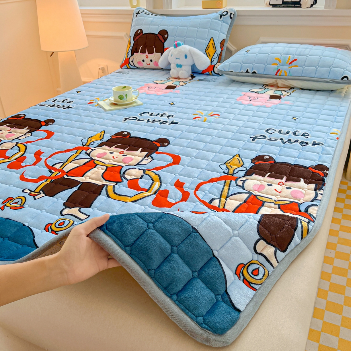 91家纺网 家纺一手货源 找家纺 小叮当家纺仓储工厂店 2025新款牛奶绒夹棉印花床垫床护垫大床图 绒床垫-嬉戏之子