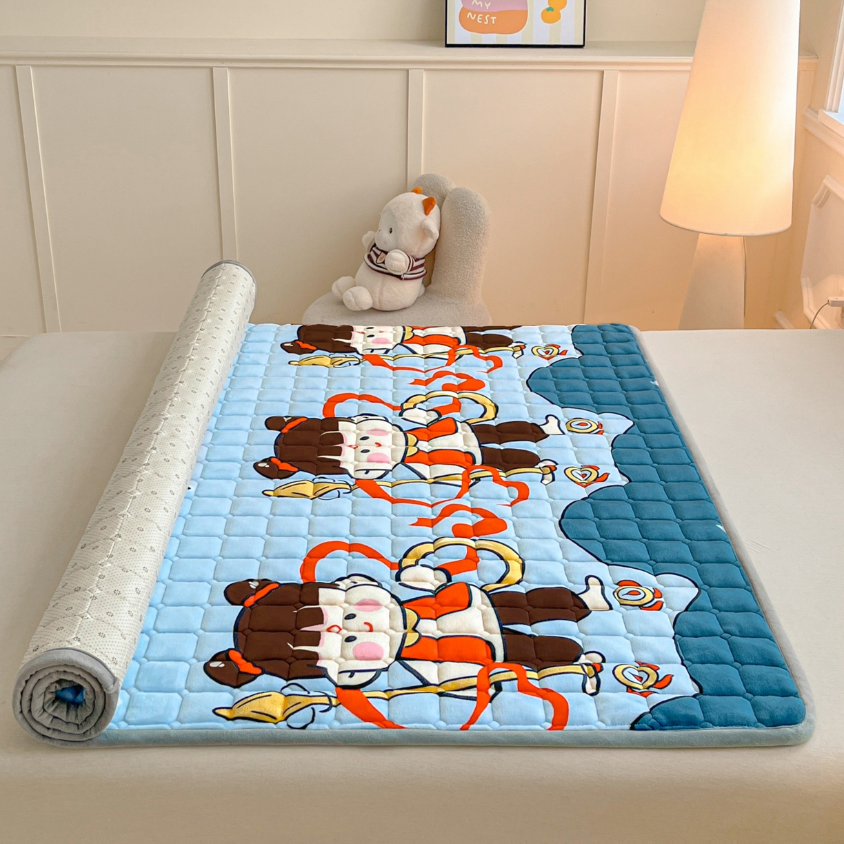 91家纺网 家纺一手货源 找家纺 小叮当家纺仓储工厂店 2025新款牛奶绒夹棉印花床垫床护垫大床图 绒床垫-嬉戏之子