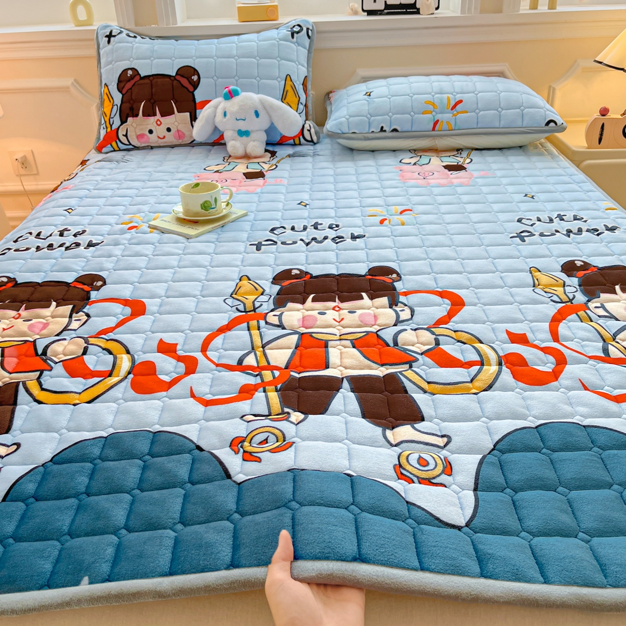 91家纺网 家纺一手货源 找家纺 小叮当家纺仓储工厂店 2025新款牛奶绒夹棉印花床垫床护垫大床图 绒床垫-嬉戏之子