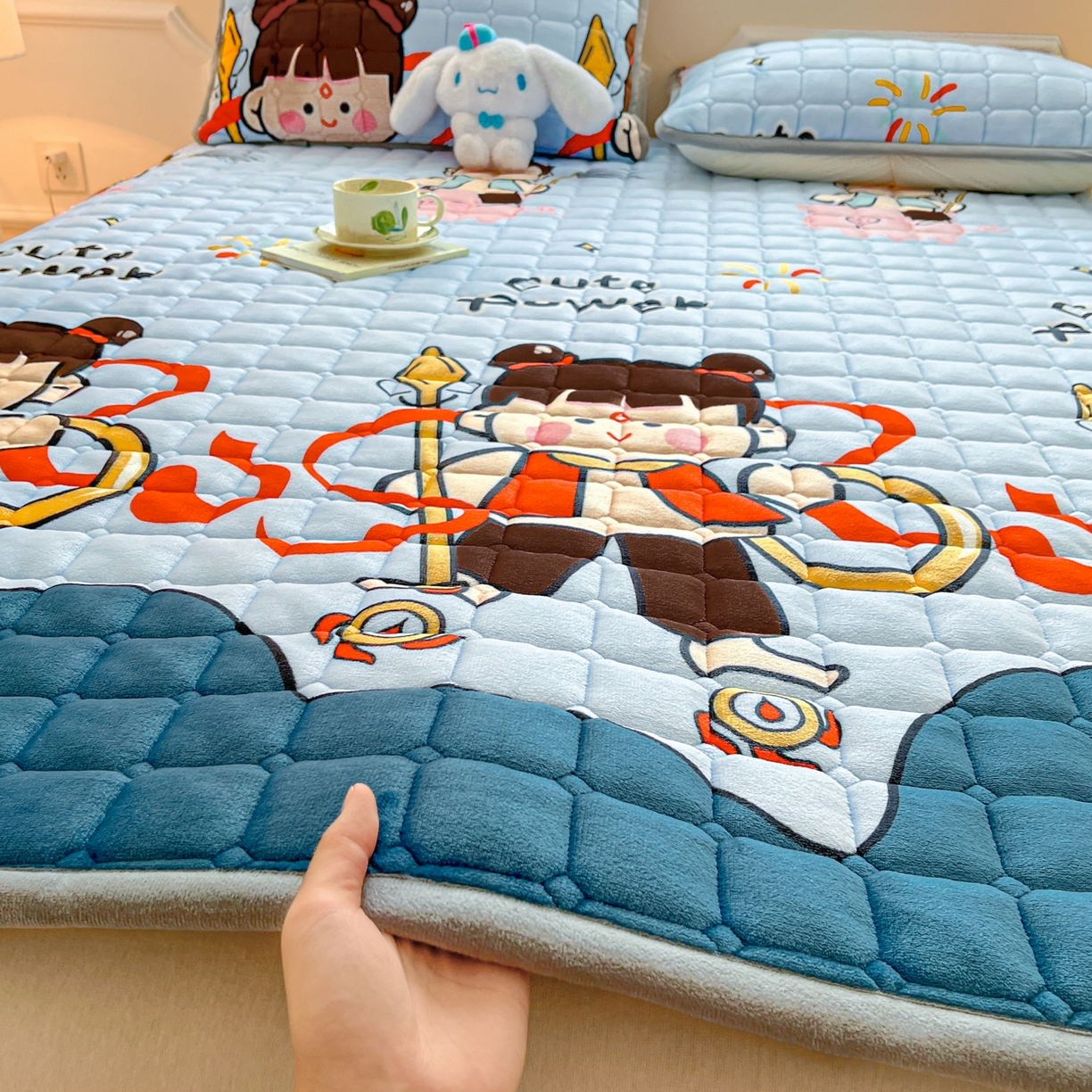 91家纺网 家纺一手货源 找家纺 小叮当家纺仓储工厂店 2025新款牛奶绒夹棉印花床垫床护垫大床图 绒床垫-嬉戏之子