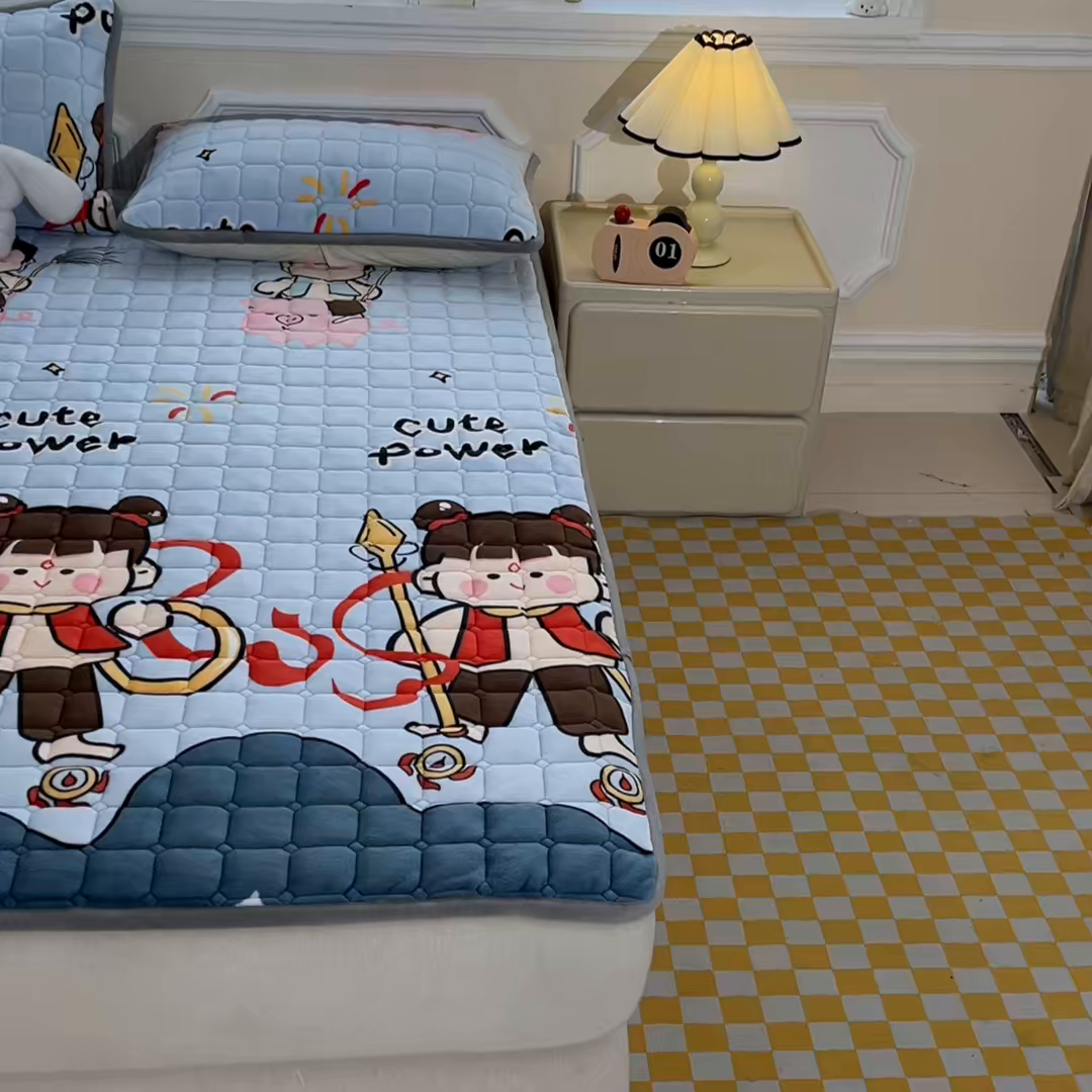 91家纺网 家纺一手货源 找家纺 小叮当家纺仓储工厂店 2025新款牛奶绒夹棉印花床垫床护垫大床图 绒床垫-嬉戏之子