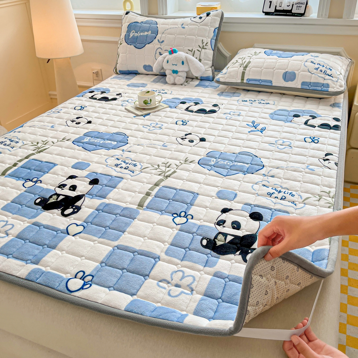 91家纺网 家纺一手货源 找家纺 小叮当家纺仓储工厂店 2025新款牛奶绒夹棉印花床垫床护垫大床图 绒床垫-熊猫乐园蓝色