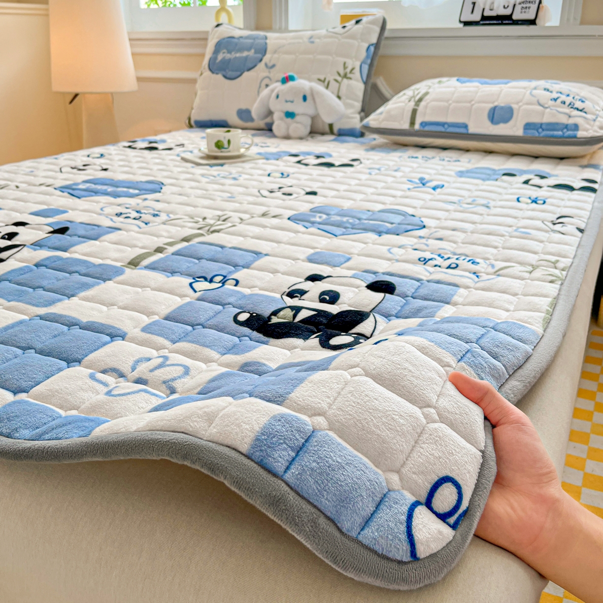 91家纺网 家纺一手货源 找家纺 小叮当家纺仓储工厂店 2025新款牛奶绒夹棉印花床垫床护垫大床图 绒床垫-熊猫乐园蓝色