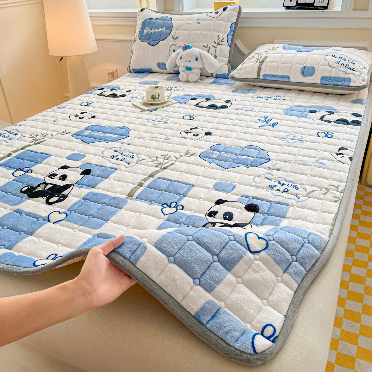 91家纺网 家纺一手货源 找家纺 小叮当家纺仓储工厂店 2025新款牛奶绒夹棉印花床垫床护垫大床图 绒床垫-熊猫乐园蓝色