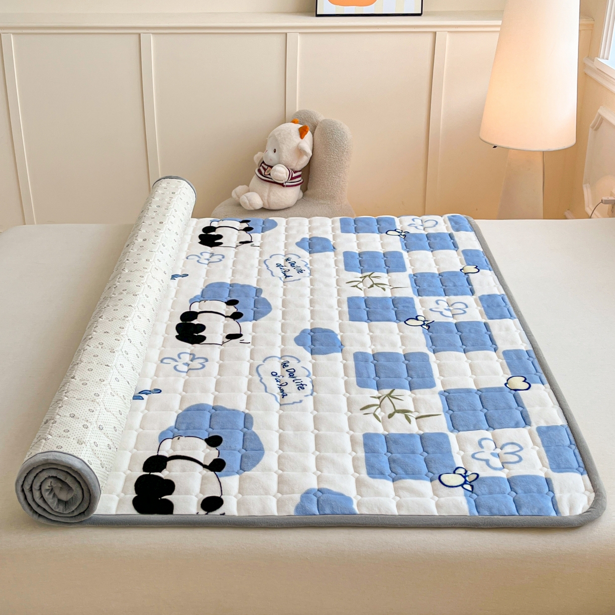 91家纺网 家纺一手货源 找家纺 小叮当家纺仓储工厂店 2025新款牛奶绒夹棉印花床垫床护垫大床图 绒床垫-熊猫乐园蓝色