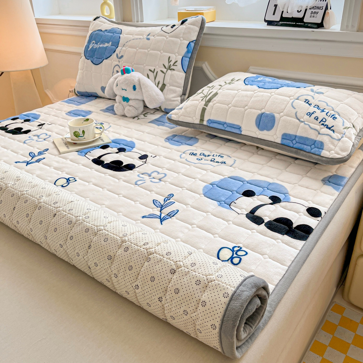 91家纺网 家纺一手货源 找家纺 小叮当家纺仓储工厂店 2025新款牛奶绒夹棉印花床垫床护垫大床图 绒床垫-熊猫乐园蓝色