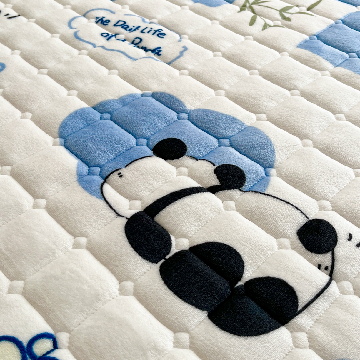 91家纺网 家纺一手货源 找家纺 小叮当家纺仓储工厂店 2025新款牛奶绒夹棉印花床垫床护垫大床图 绒床垫-熊猫乐园蓝色