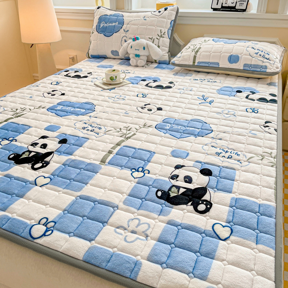 91家纺网 家纺一手货源 找家纺 小叮当家纺仓储工厂店 2025新款牛奶绒夹棉印花床垫床护垫大床图 绒床垫-熊猫乐园蓝色