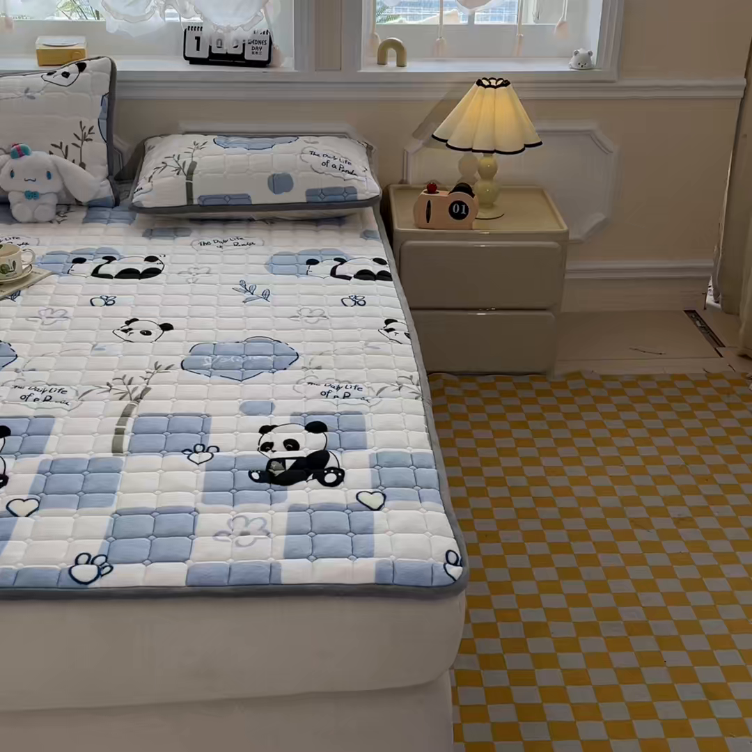 91家纺网 家纺一手货源 找家纺 小叮当家纺仓储工厂店 2025新款牛奶绒夹棉印花床垫床护垫大床图 绒床垫-熊猫乐园蓝色