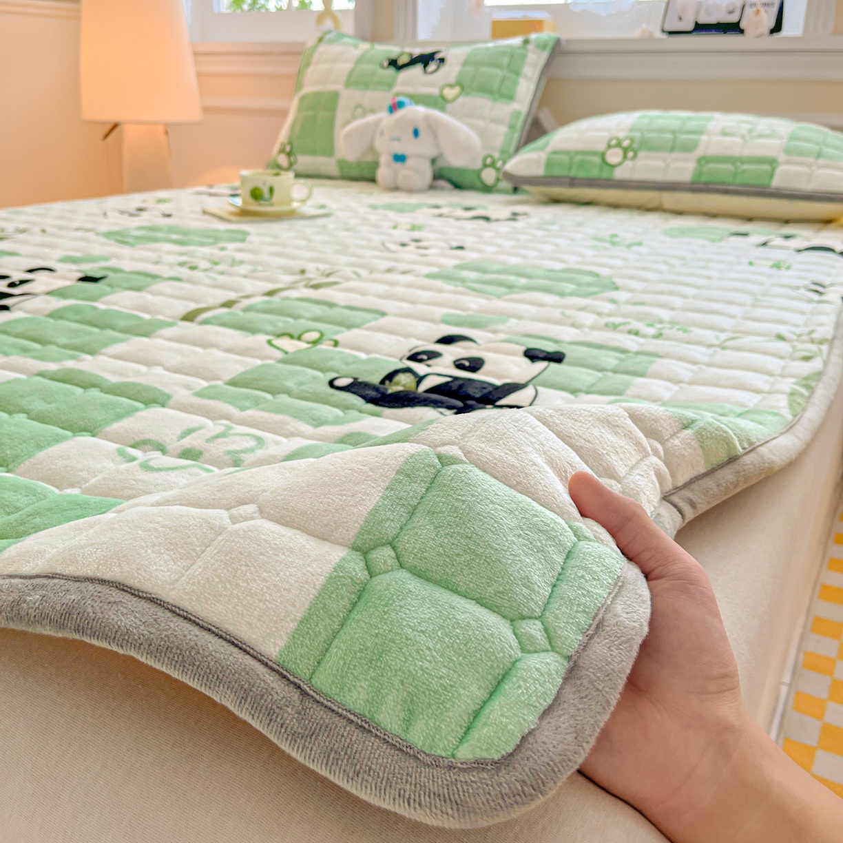小叮当家纺仓储工厂店 2025新款牛奶绒夹棉印花床垫床护垫大床图 绒床垫-熊猫乐园绿色