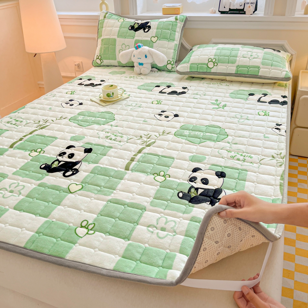 91家纺网 家纺一手货源 找家纺 小叮当家纺仓储工厂店 2025新款牛奶绒夹棉印花床垫床护垫大床图 绒床垫-熊猫乐园绿色