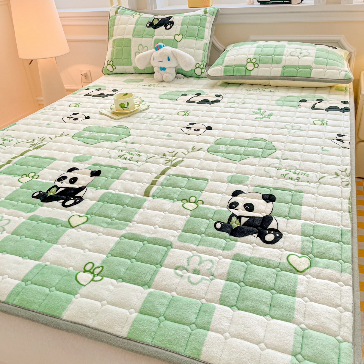 91家纺网 家纺一手货源 找家纺 小叮当家纺仓储工厂店 2025新款牛奶绒夹棉印花床垫床护垫大床图 绒床垫-熊猫乐园绿色