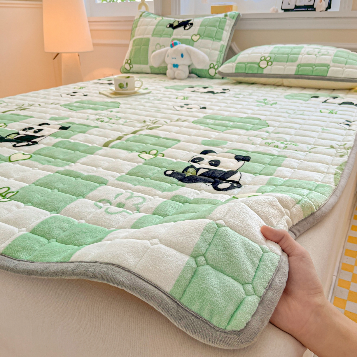 91家纺网 家纺一手货源 找家纺 小叮当家纺仓储工厂店 2025新款牛奶绒夹棉印花床垫床护垫大床图 绒床垫-熊猫乐园绿色
