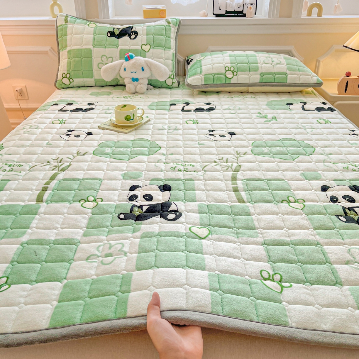91家纺网 家纺一手货源 找家纺 小叮当家纺仓储工厂店 2025新款牛奶绒夹棉印花床垫床护垫大床图 绒床垫-熊猫乐园绿色