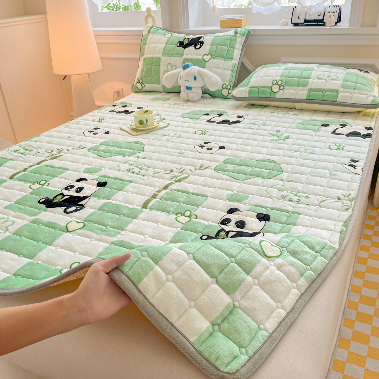 91家纺网 家纺一手货源 找家纺 小叮当家纺仓储工厂店 2025新款牛奶绒夹棉印花床垫床护垫大床图 绒床垫-熊猫乐园绿色