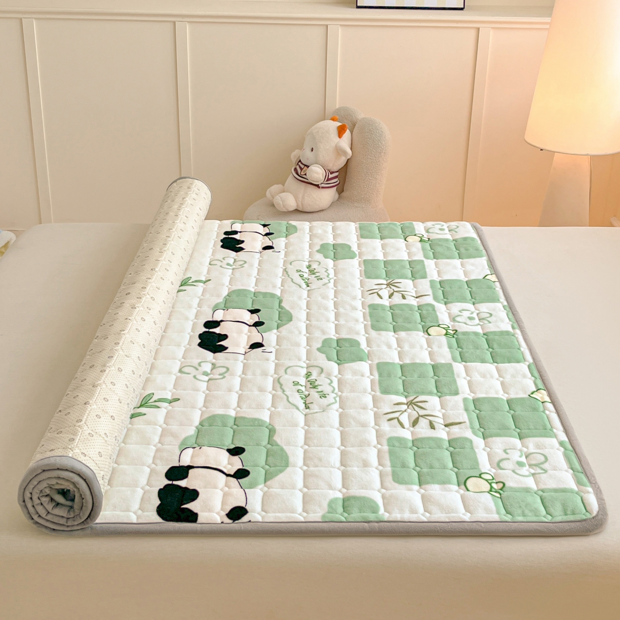 91家纺网 家纺一手货源 找家纺 小叮当家纺仓储工厂店 2025新款牛奶绒夹棉印花床垫床护垫大床图 绒床垫-熊猫乐园绿色