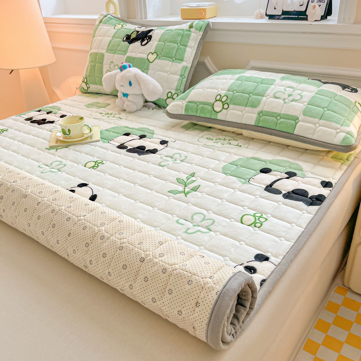 91家纺网 家纺一手货源 找家纺 小叮当家纺仓储工厂店 2025新款牛奶绒夹棉印花床垫床护垫大床图 绒床垫-熊猫乐园绿色