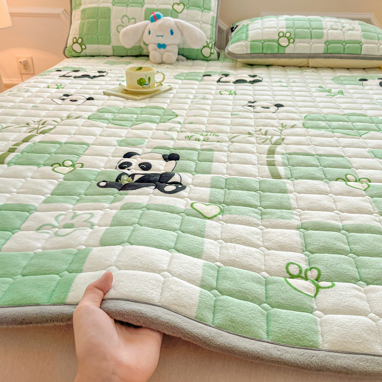 91家纺网 家纺一手货源 找家纺 小叮当家纺仓储工厂店 2025新款牛奶绒夹棉印花床垫床护垫大床图 绒床垫-熊猫乐园绿色