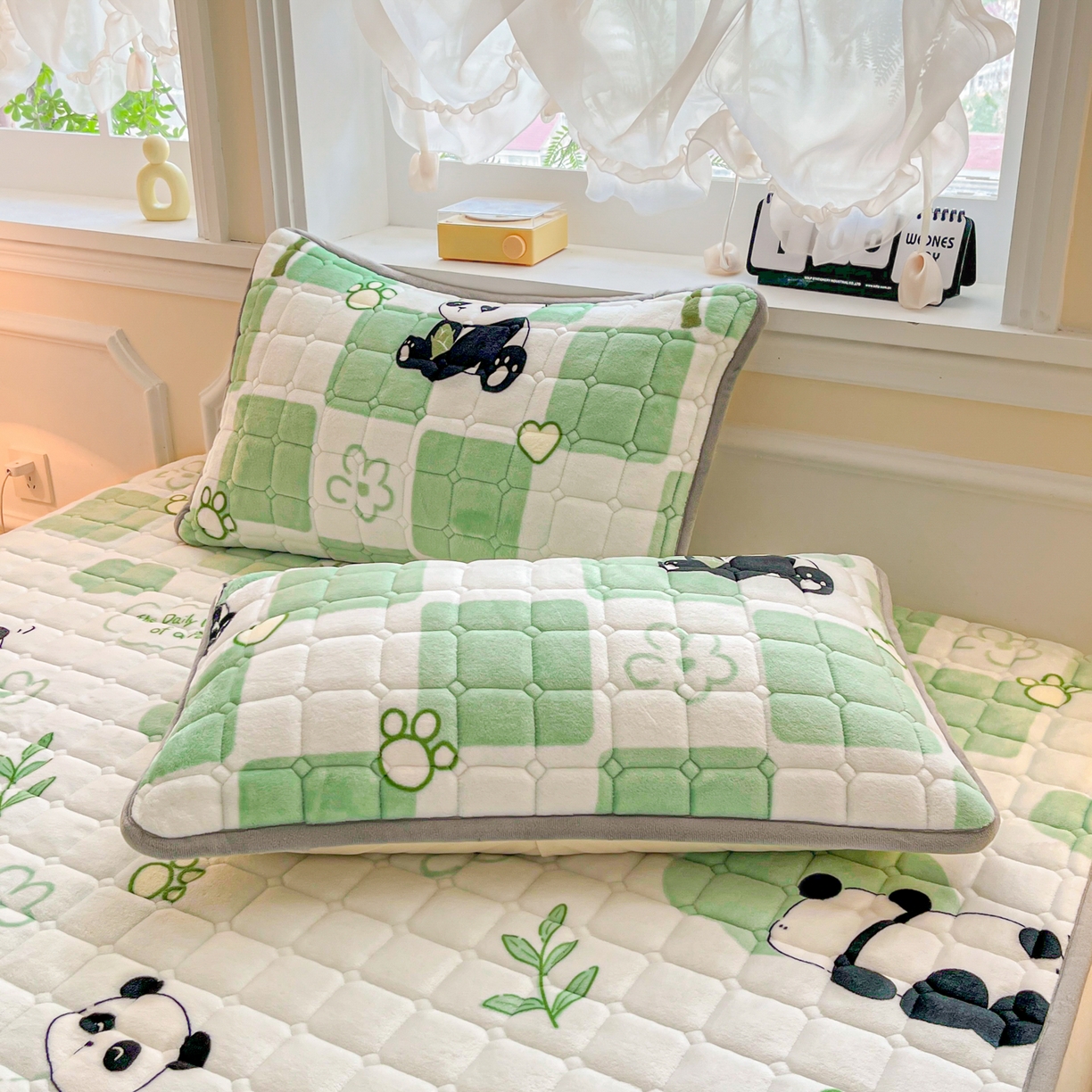 91家纺网 家纺一手货源 找家纺 小叮当家纺仓储工厂店 2025新款牛奶绒夹棉印花床垫床护垫大床图 绒床垫-熊猫乐园绿色