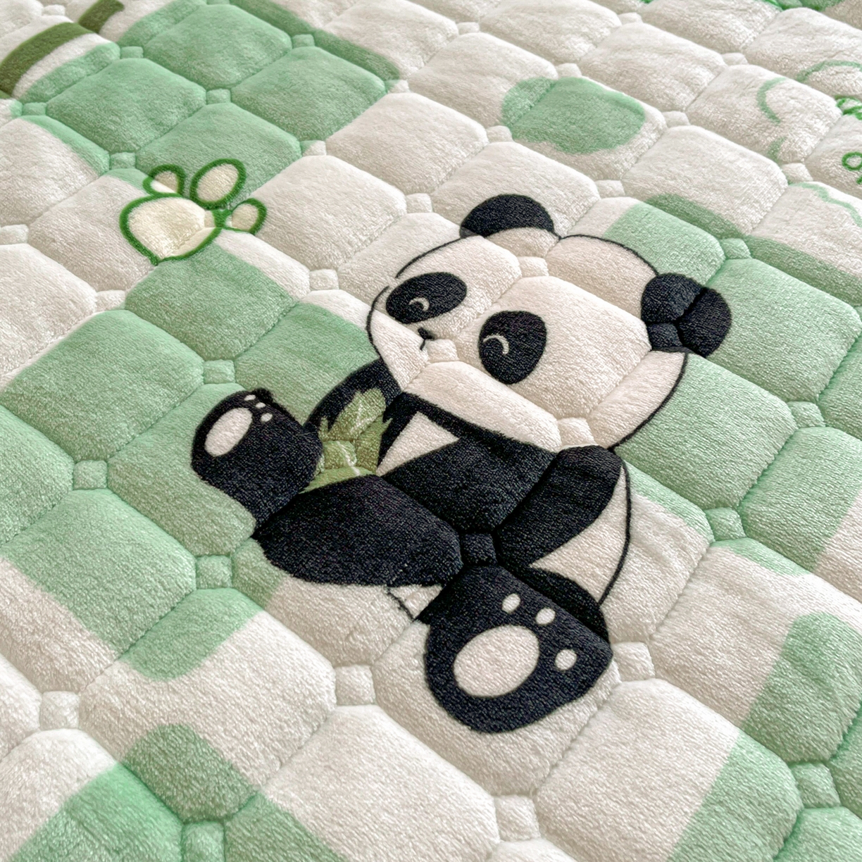 91家纺网 家纺一手货源 找家纺 小叮当家纺仓储工厂店 2025新款牛奶绒夹棉印花床垫床护垫大床图 绒床垫-熊猫乐园绿色