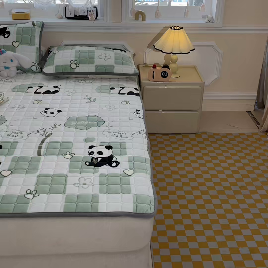 91家纺网 家纺一手货源 找家纺 小叮当家纺仓储工厂店 2025新款牛奶绒夹棉印花床垫床护垫大床图 绒床垫-熊猫乐园绿色