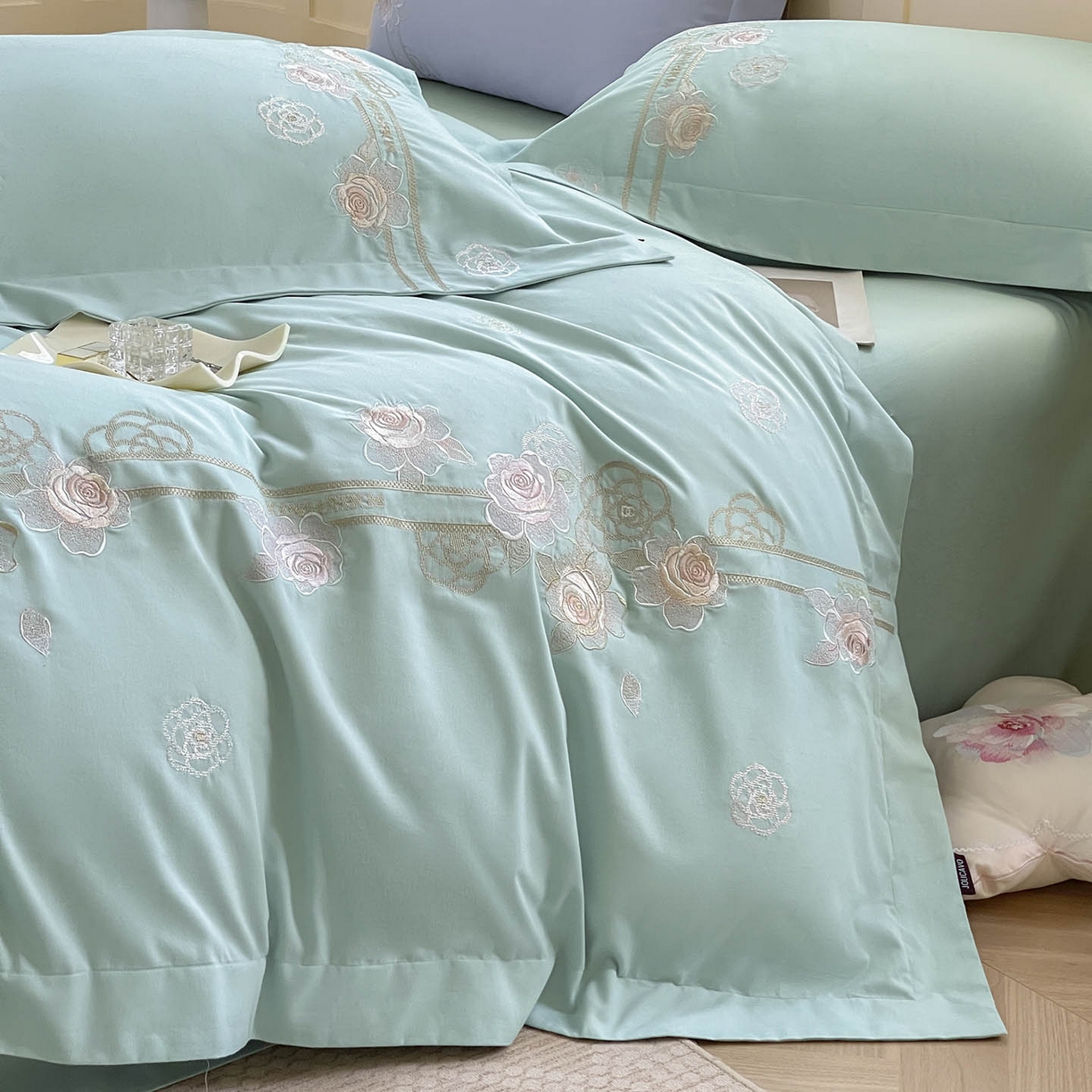 91家纺网 家纺一手货源 找家纺  秋冬季爆款A类加厚保暖全棉磨毛四件套纯棉被套重工刺绣床笠款轻奢高端床上用品 温莎-茶绿