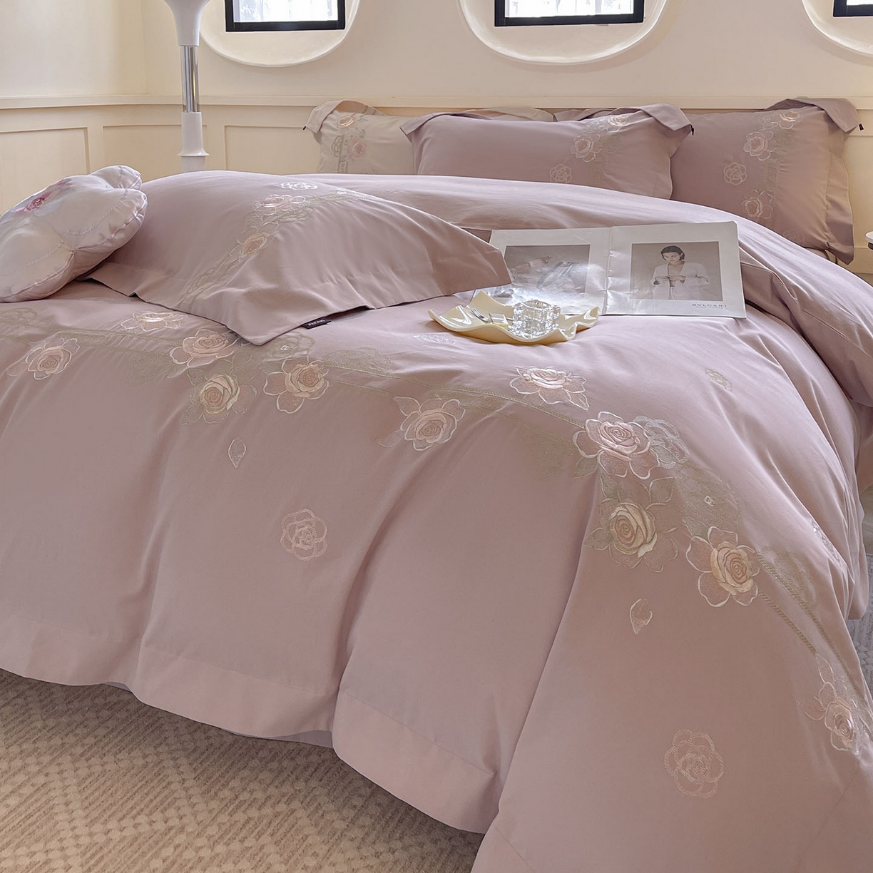 91家纺网 家纺一手货源 找家纺  秋冬季爆款A类加厚保暖全棉磨毛四件套纯棉被套重工刺绣床笠款轻奢高端床上用品 温莎-红桃