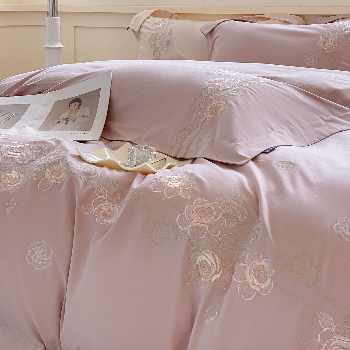 91家纺网 家纺一手货源 找家纺  秋冬季爆款A类加厚保暖全棉磨毛四件套纯棉被套重工刺绣床笠款轻奢高端床上用品 温莎-红桃