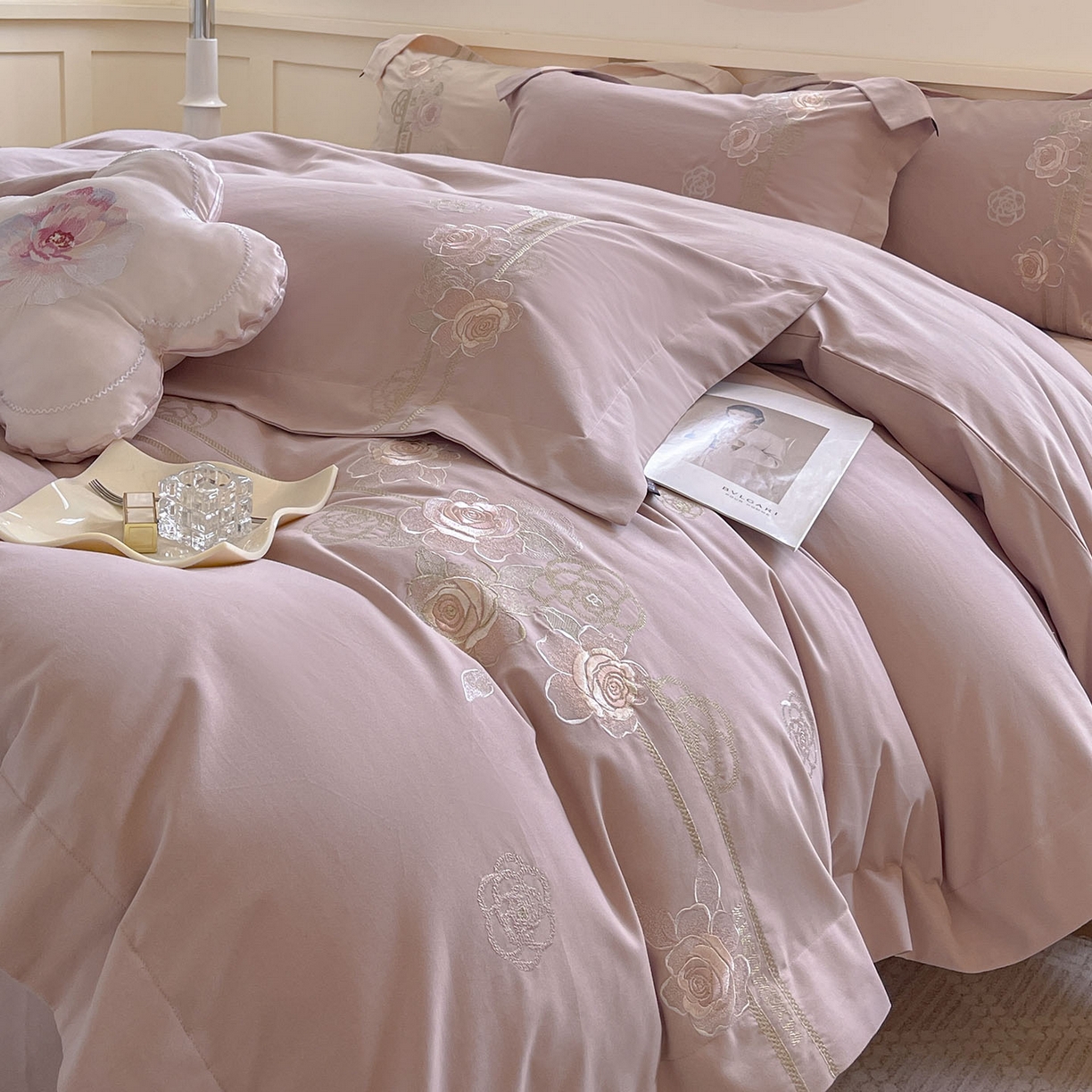 91家纺网 家纺一手货源 找家纺  秋冬季爆款A类加厚保暖全棉磨毛四件套纯棉被套重工刺绣床笠款轻奢高端床上用品 温莎-红桃