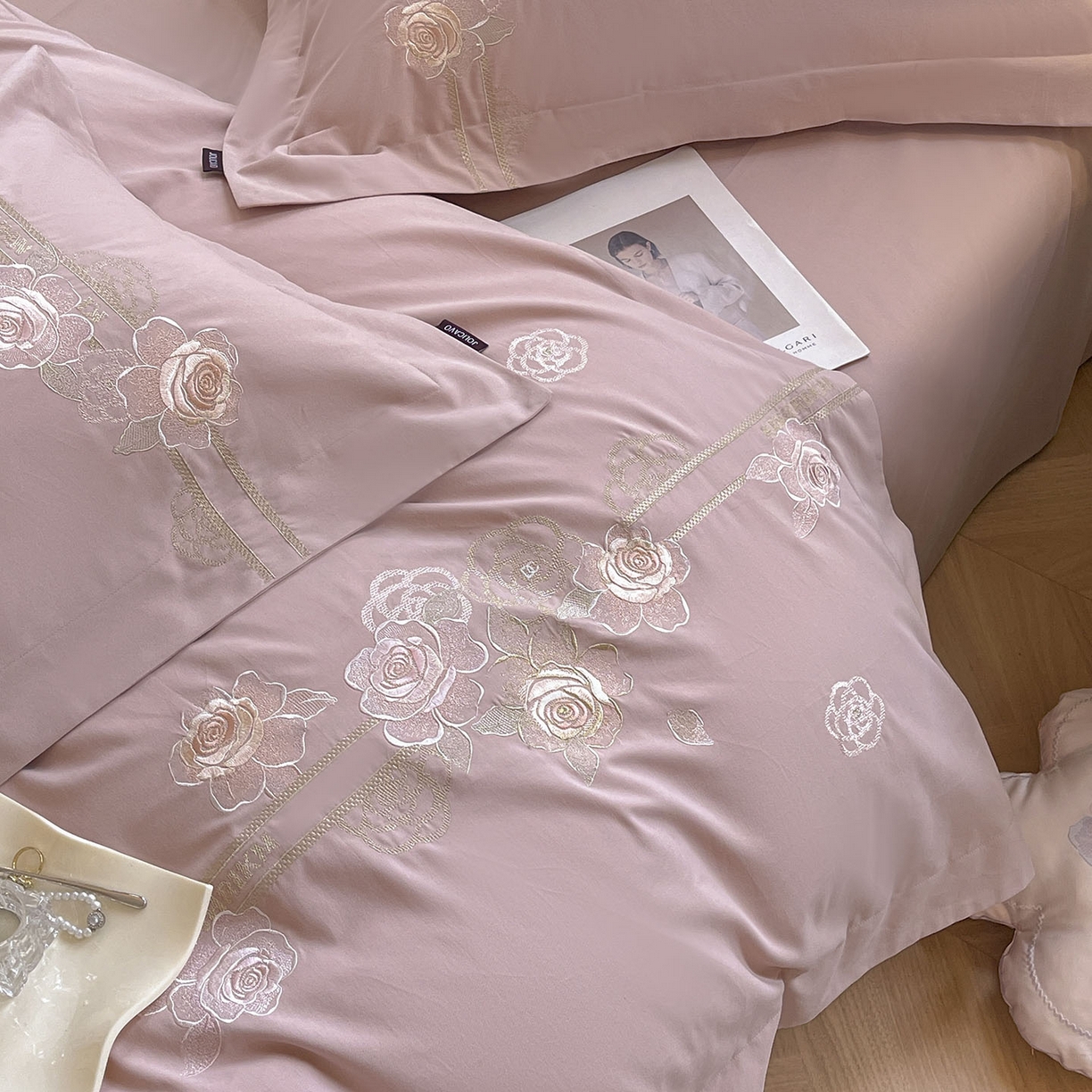 91家纺网 家纺一手货源 找家纺  秋冬季爆款A类加厚保暖全棉磨毛四件套纯棉被套重工刺绣床笠款轻奢高端床上用品 温莎-红桃