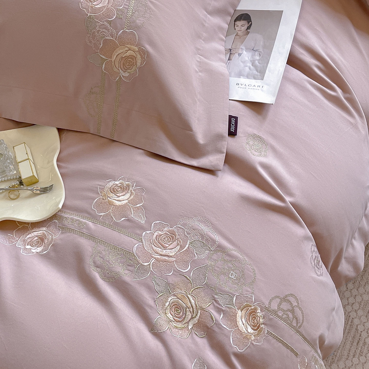 91家纺网 家纺一手货源 找家纺  秋冬季爆款A类加厚保暖全棉磨毛四件套纯棉被套重工刺绣床笠款轻奢高端床上用品 温莎-红桃