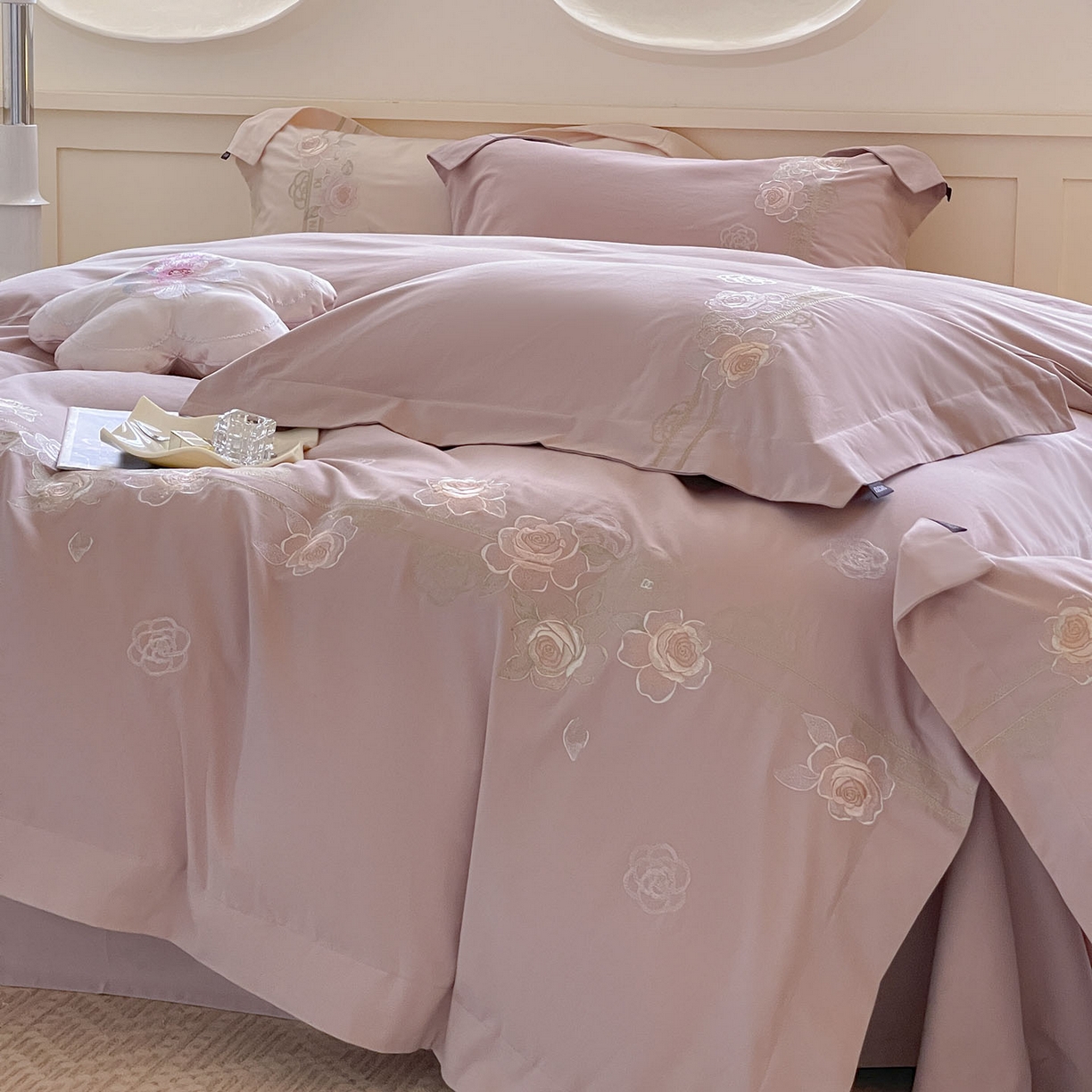 91家纺网 家纺一手货源 找家纺  秋冬季爆款A类加厚保暖全棉磨毛四件套纯棉被套重工刺绣床笠款轻奢高端床上用品 温莎-红桃