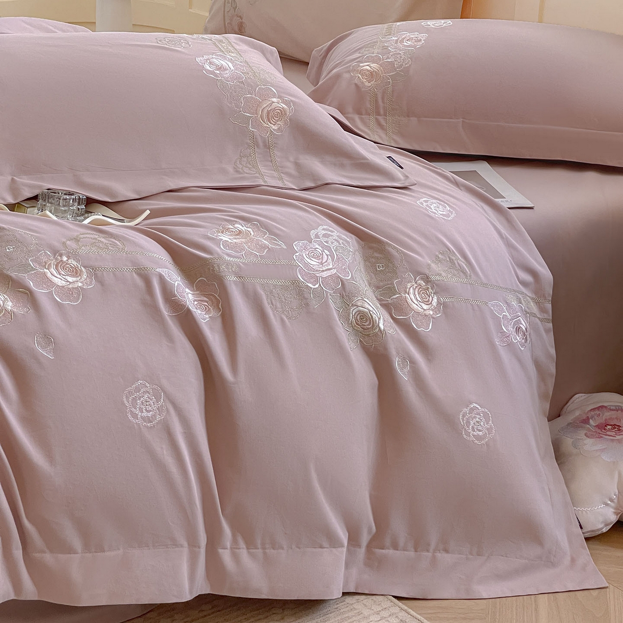 91家纺网 家纺一手货源 找家纺  秋冬季爆款A类加厚保暖全棉磨毛四件套纯棉被套重工刺绣床笠款轻奢高端床上用品 温莎-红桃