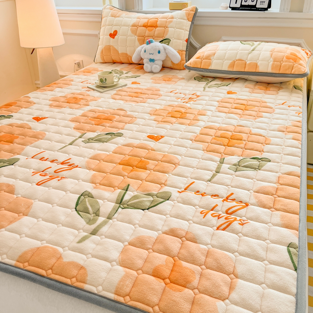 91家纺网 家纺一手货源 找家纺 小叮当家纺仓储工厂店 2025新款牛奶绒夹棉印花床垫床护垫大床图 绒床垫-萱花