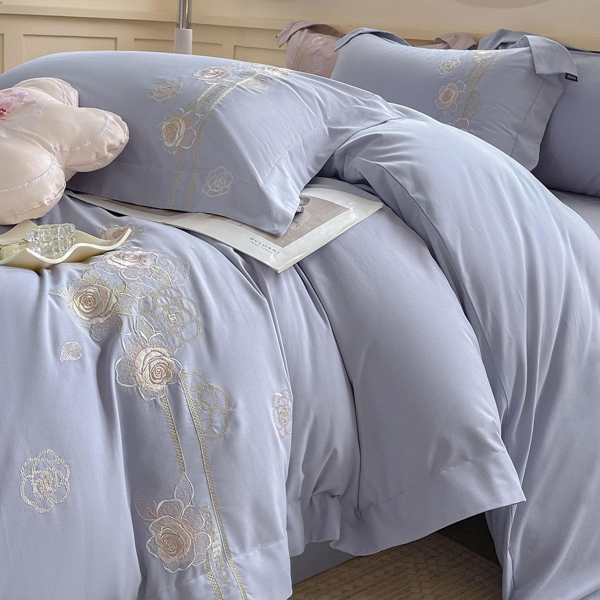 91家纺网 家纺一手货源 找家纺  秋冬季爆款A类加厚保暖全棉磨毛四件套纯棉被套重工刺绣床笠款轻奢高端床上用品 温莎-莓蓝