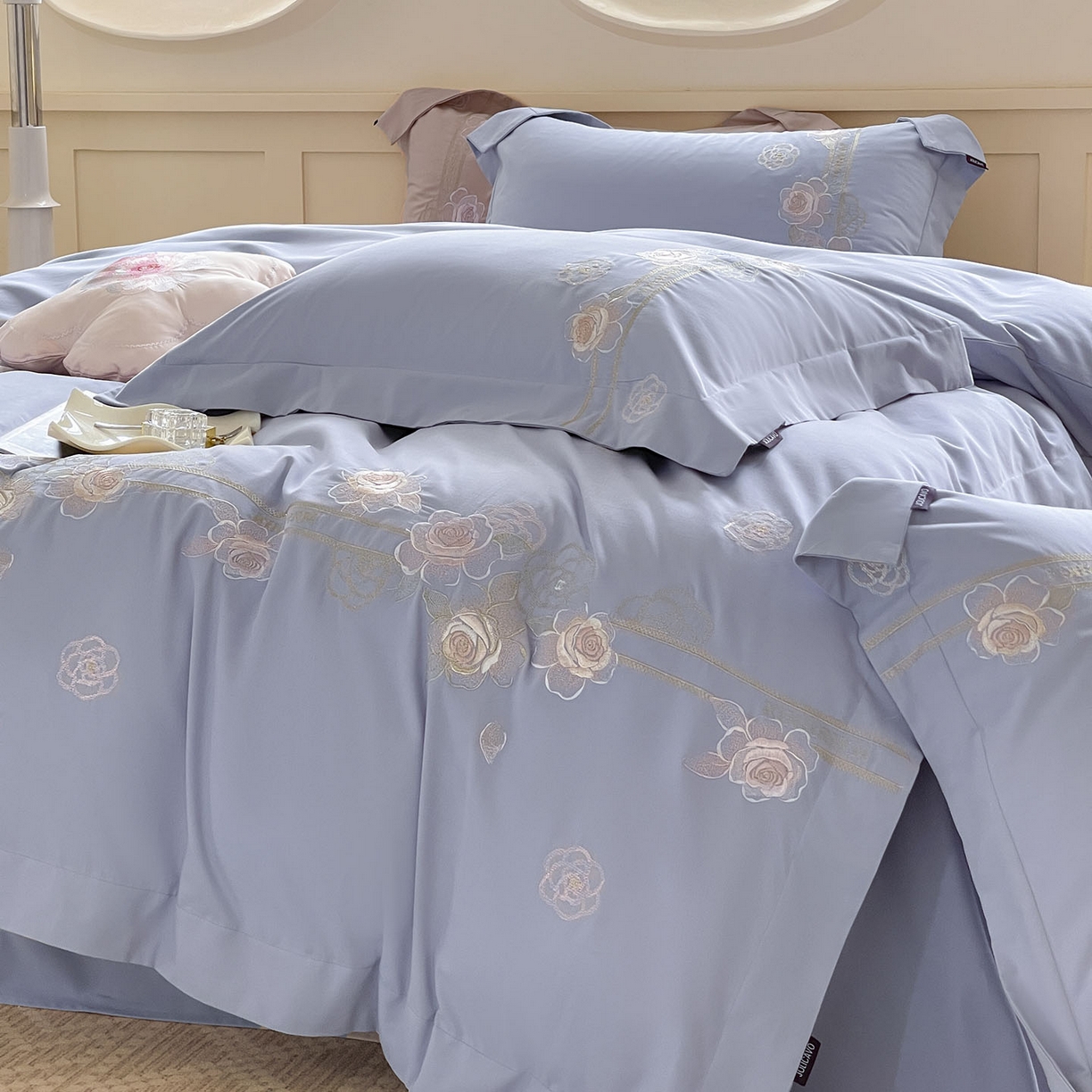 91家纺网 家纺一手货源 找家纺  秋冬季爆款A类加厚保暖全棉磨毛四件套纯棉被套重工刺绣床笠款轻奢高端床上用品 温莎-莓蓝