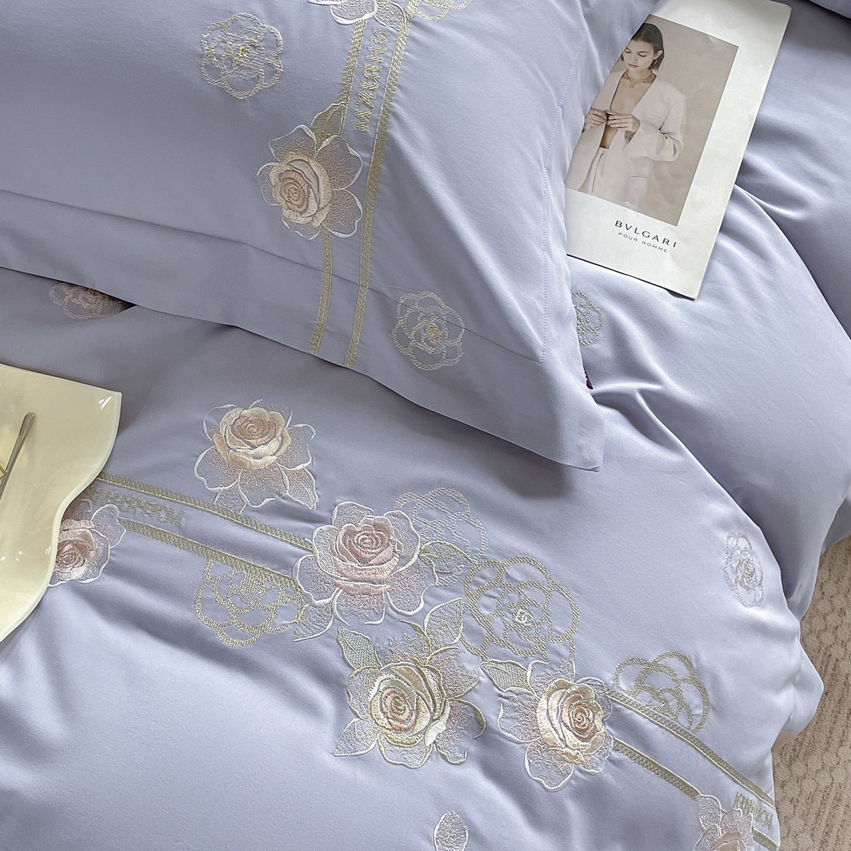 91家纺网 家纺一手货源 找家纺  秋冬季爆款A类加厚保暖全棉磨毛四件套纯棉被套重工刺绣床笠款轻奢高端床上用品 温莎-莓蓝