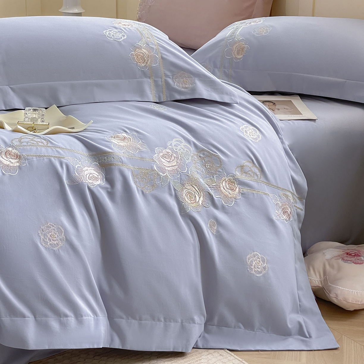 91家纺网 家纺一手货源 找家纺  秋冬季爆款A类加厚保暖全棉磨毛四件套纯棉被套重工刺绣床笠款轻奢高端床上用品 温莎-莓蓝