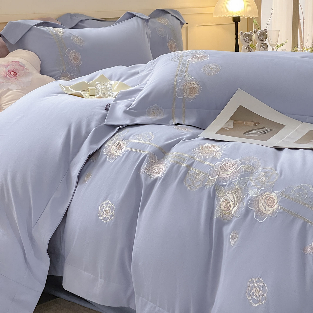 91家纺网 家纺一手货源 找家纺  秋冬季爆款A类加厚保暖全棉磨毛四件套纯棉被套重工刺绣床笠款轻奢高端床上用品 温莎-莓蓝