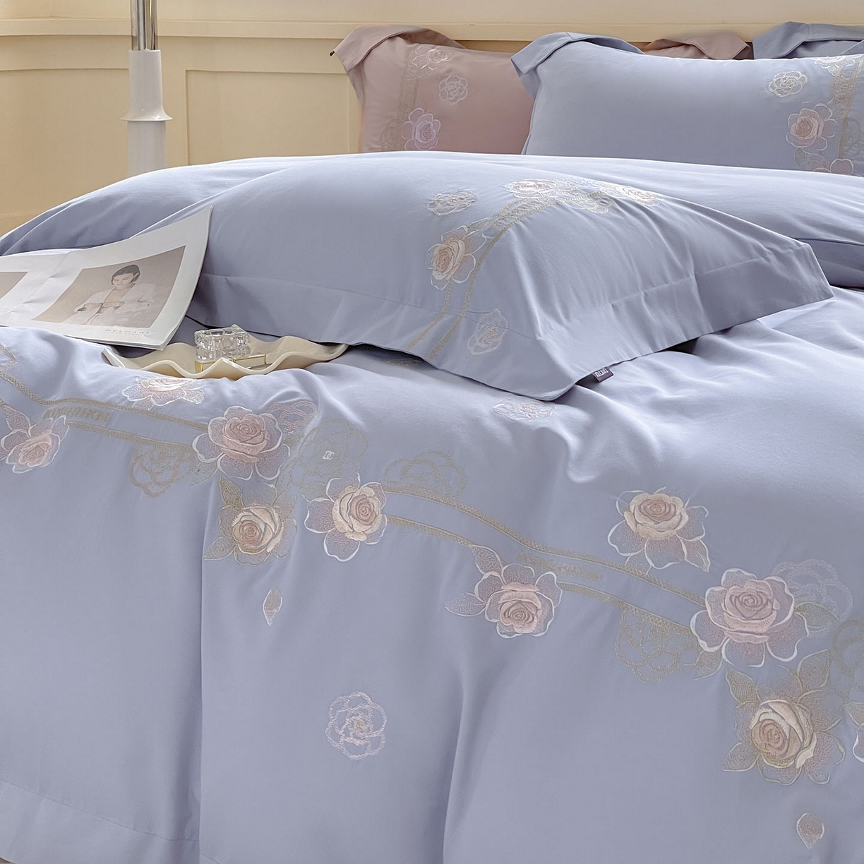 91家纺网 家纺一手货源 找家纺  秋冬季爆款A类加厚保暖全棉磨毛四件套纯棉被套重工刺绣床笠款轻奢高端床上用品 温莎-莓蓝