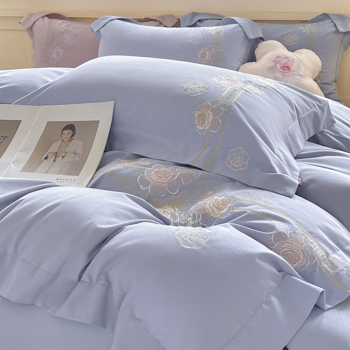 91家纺网 家纺一手货源 找家纺  秋冬季爆款A类加厚保暖全棉磨毛四件套纯棉被套重工刺绣床笠款轻奢高端床上用品 温莎-莓蓝