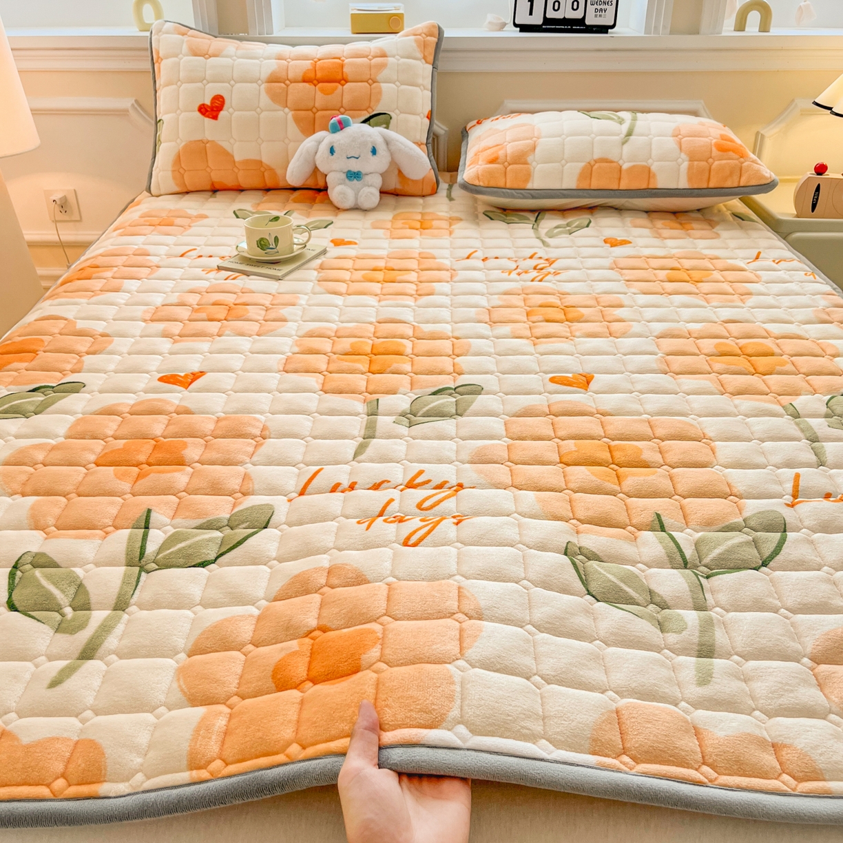 91家纺网 家纺一手货源 找家纺 小叮当家纺仓储工厂店 2025新款牛奶绒夹棉印花床垫床护垫大床图 绒床垫-萱花