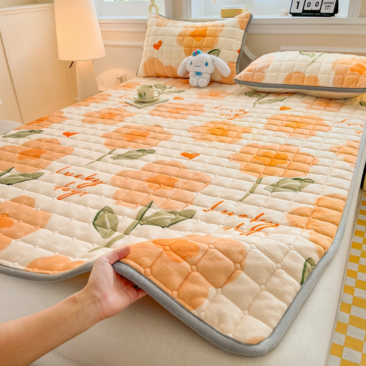 91家纺网 家纺一手货源 找家纺 小叮当家纺仓储工厂店 2025新款牛奶绒夹棉印花床垫床护垫大床图 绒床垫-萱花